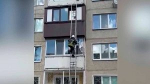 Котенок застрял в приоткрытом окне на балконе и чуть не сорвался вниз в Южно-Сахалинске