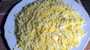 Салат мимоза, очень вкусный салат, из консервированной скумбрии.