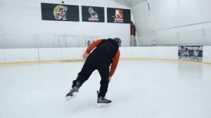 Хоккеист пробует упражнения из фигурного катания!