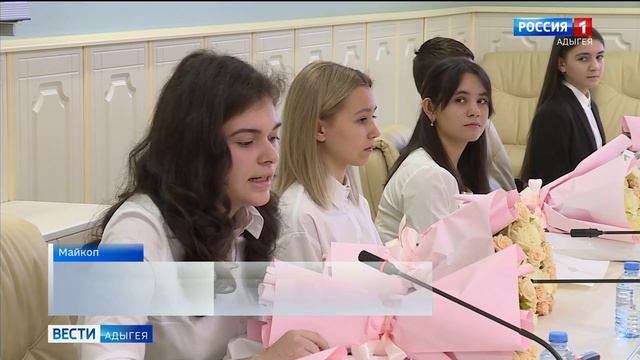 В Доме правительства вручили паспорта лучшим молодым людям Адыгеи смотреть онлайн