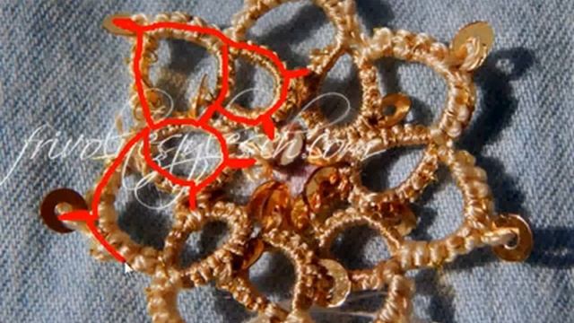 ‪Схема‬ замкнутого элемента ‪фриволите‬ с пайетками для ‪декора‬ майки или блузки. смотреть онлайн