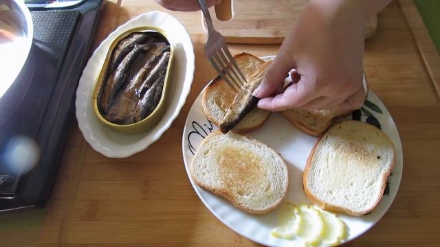 Бутерброды со шпротами. Закуска за три минуты. смотреть онлайн