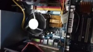 Как замкнуть провода отвёрткой на старом корпусе.