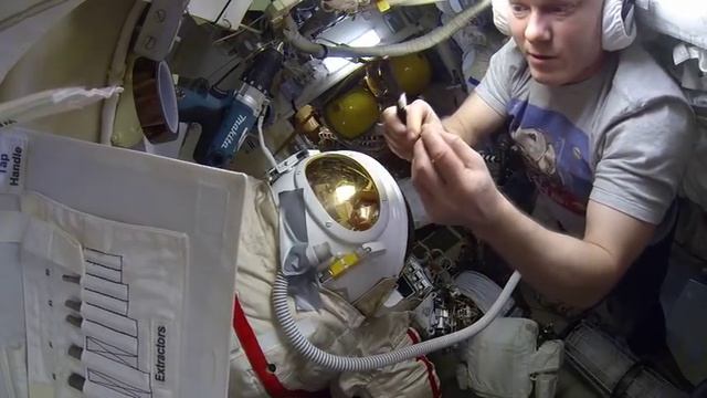 Ремонт скафандра Орлан на МКС - Восстановление крепления светильников смотреть онлайн