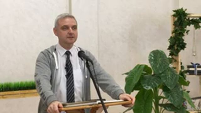 Библия в руках у женщины (Александр Капустин) смотреть онлайн