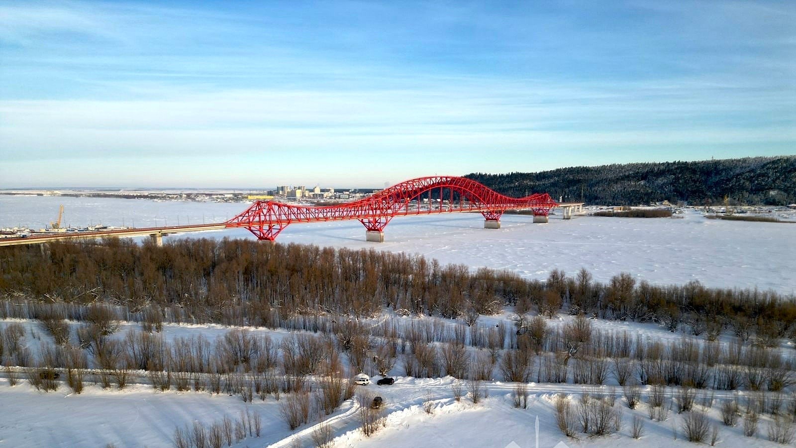 Осень 2025 года. Мост красный дракон в Ханты-Мансийске. Мост через Иртыш в Ханты-Мансийске. Красный мост Усинск. Красный мост в России.