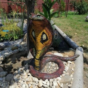 Кобра из цемента и подручных материалов