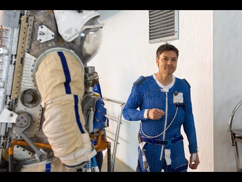 Космонавт Олег Кононенко в гидролаборатории ЦПК.