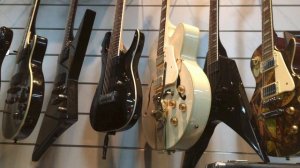 Guitar Search Saturdays - Episode #5 Cash Converters, Knox City (in 4K)