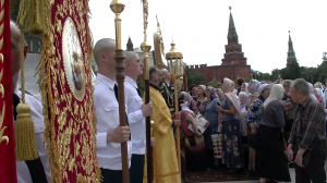 В День крещения Руси сотни москвичей пришли к памятнику князю Владимиру (ФАН-ТВ)