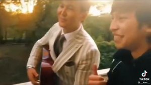 казах на гитаре хорошо сыграл краса