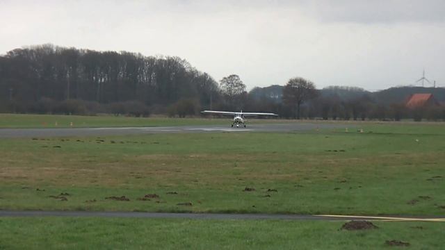 Flugtraining mit Tango-Bravo: Starttechnik vorgeführt mit dem UL Comco Ikarus C42 смотреть онлайн