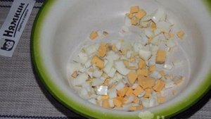 Салат с колбасой, яйцами и острой корейской морковью