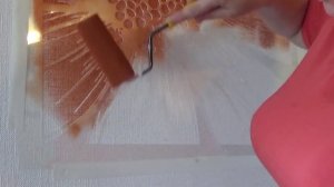 Наносим многоразовый трафарет на стену