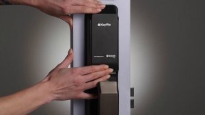 Регистрация отпечатка на электронном дверном замке KeyWe Brian