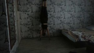 Стойка на руках у стенки😊