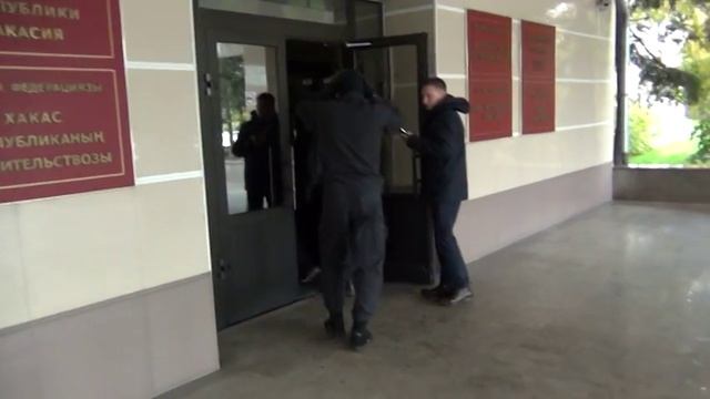 Бызова привезли в здание правительства смотреть онлайн