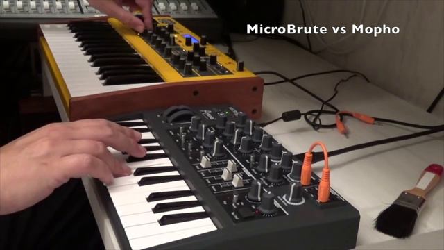 Analogue Synth Battle: Arturia MicroBrute vs DSI Mopho by REWO - Images and sounds in HD смотреть онлайн