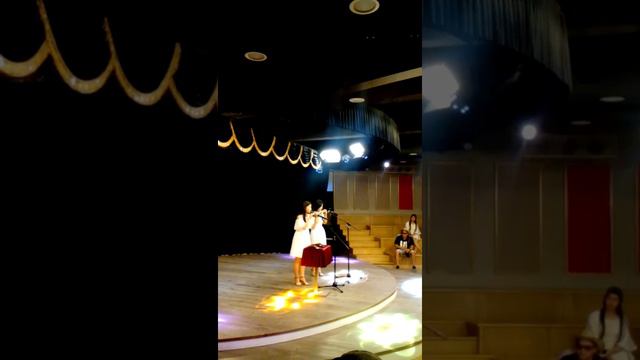 Китаянки играют на окарине / Chinese Girls Play Ocarina
