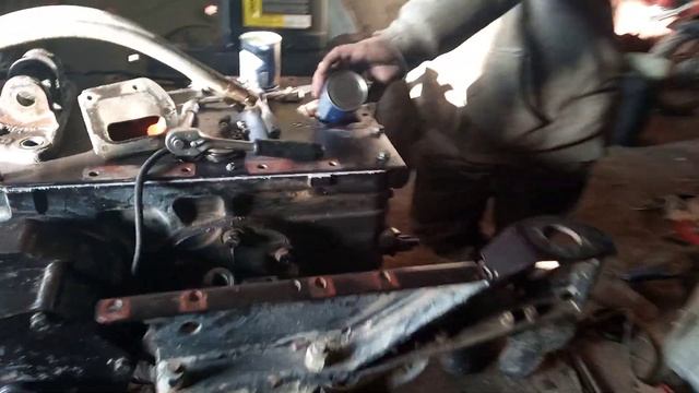 Заливаем трансмиссионное масло ТАД 17 с присадкой Мотор Доктор. Трактор Мтз 82.1 смотреть онлайн