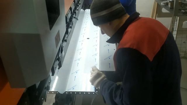 гибка короба из нержавейки 2мм на скоростном гибочном прессе