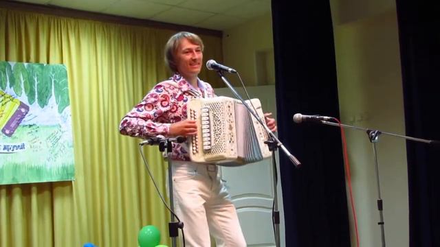 Мелодии из мультфильмов исполняет Павел Уханов смотреть онлайн