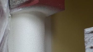 Напыление камешковой декоративной штукатурки на фасад, напыление на декоративные фасадные элементы
