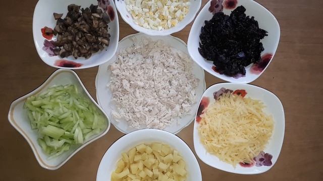 САЛАТ с КУРИЦЕЙ с ЧЕРНОСЛИВОМ с ШАМПИНЬОНАМИ и СВЕЖИМ ОГУРЦОМ.