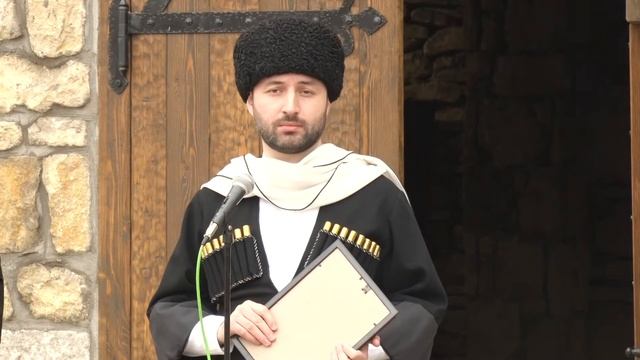 Обзор церемонии открытия бюстов памятников писателей на Аллее Писателей во Дворе Кириллицы в Плиске смотреть онлайн