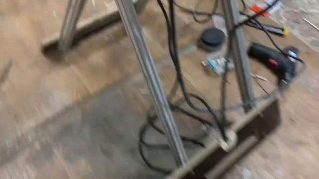 Кнопка пуска на погружную пилу в верстаке