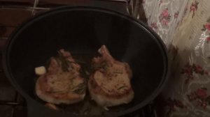Как вкусно пожарить свиную корейку с чесноком и розмарином