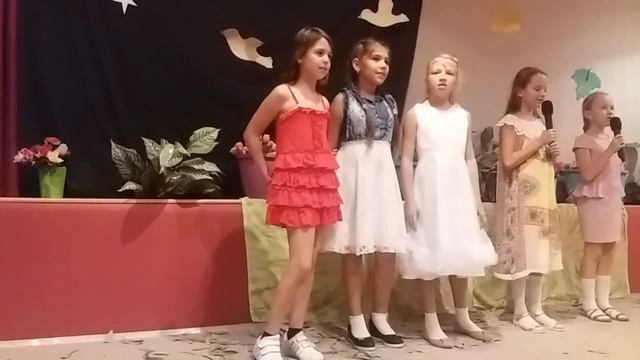 Девочки поют на английском языке.