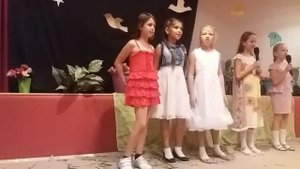 Девочки поют на английском языке.