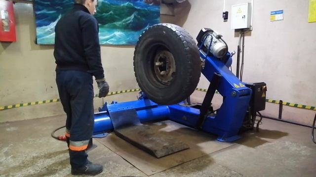 Грузовой шиномонтаж. Демонтаж монтаж колеса с замочным кольцом 9.00R20