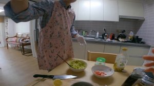 Романтический ужин дома. Муж кореец готовит мексиканское блюдо тако. Катя и Кюдэ/Южная Корея