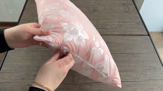 Распаковка/обзор на подушку номер 1 50х70 р розы от бренда Фабрика снов смотреть онлайн