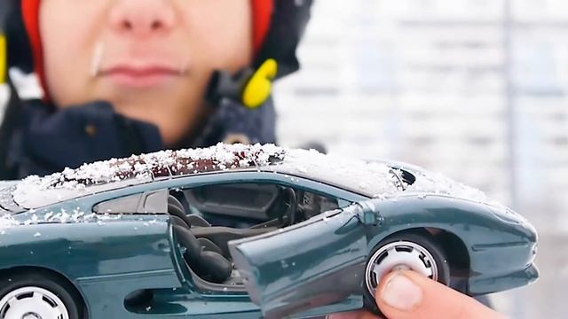 Самая странная машинка Maisto - Jaguar XJ220, открывается всё, масштаб 1/24 - обзор смотреть онлайн