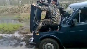 проходим брод на ниве и ломается педаль газа