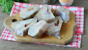 Минтай с бульоном в сковороде