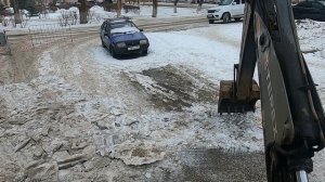 Все таки я его добил.Долбим лед, грузим машины.