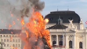 В Цюрихе сожгли и взорвали голову гигантского снеговика