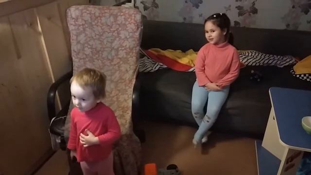 Дети смотрят смешное видео про котиков Children watch a funny video about cats смотреть онлайн