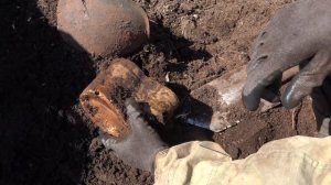 Солдат с автоматом в руках, раскопки на полях Ленинградского фронта // Юрий Гагарин