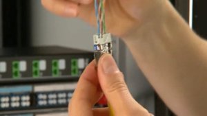 Безынструментальный монтаж коннекторов Legrand LCS3