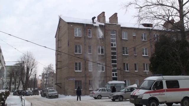 Очистка кровель от снега. Новомосковск, Дзержинского 20 и 22