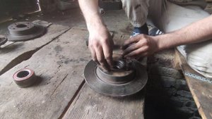 Как выбить ступицу из тормозного диска если прикипело? ВАЗ 2114