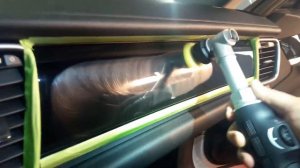 Полировка всех лакированных вставок в салоне автомобиля
