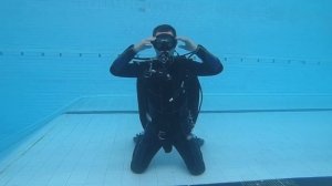 Советы начинающим. Как удалить воду из маски и снять её под водой