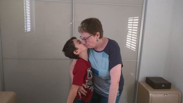 Йонатан поздравляет бабушку с Днем Рождения.