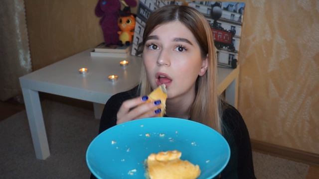 MUKBANG PIE WITH POTATOES AND CHICKEN  МУКБАНГО-ОБЗОР: ПИРОГ С КАРТОФЕЛЕМ И КУРИЦЕЙ no ASMR